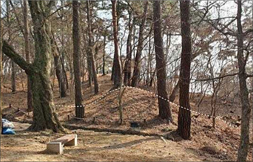 서문터 남동쪽 성벽 근경(백색 점선: 성벽 단면)