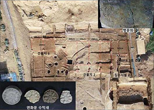 <2018~2019년 조사 당시 발견한 건물터와 출토유물 일부(연화문 수막새)