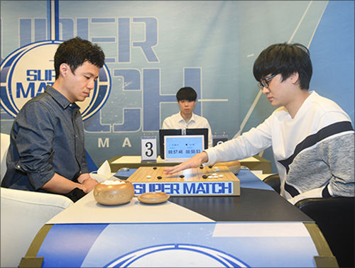 상위 순위자들의 대결에서는 15위 이영구 9단(왼쪽)이 12위 나현 9단을 꺾었다