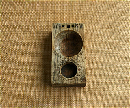 상아제 휴대용 오목해시계 강익수|1901년|상아|가로8.5cm, 세로4.5cm, 높이2.5cm|세종대왕역사문화관