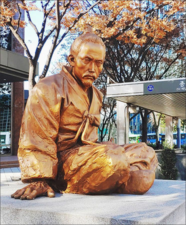 종로2가 종각사거리에 세워진 전봉준 장군 동상(사진 허홍구 시인)