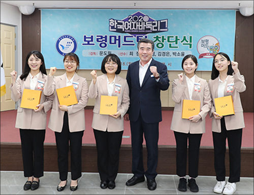 창단식을 한 문도원 감독, 최정 9단, 강다정 2단, 김동일 보령시장, 김경은ㆍ박소율 초단(왼쪽부터)