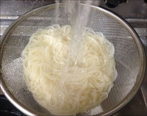 소면은 박력분으로 만들어서 소화 부담이 비교적 적은 편이고 위장에서 쉽게 녹는다. 그래도 최대한 오래 씹어서 먹는 것이 좋다.