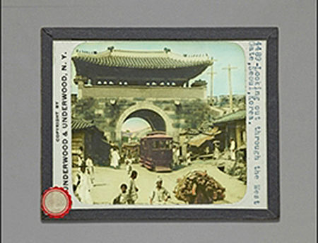1915년 이전 돈의문을 지나는 전차, 서울역사박물관 제공
