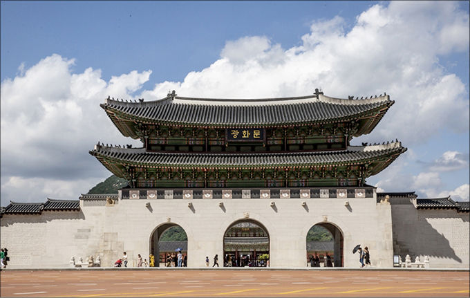 훈민정음체로 교체했을 때의 광화문 전경(축소현판 제작 후 합성), ‘광화문 현판 훈민정음체로 시민모임’ 제공