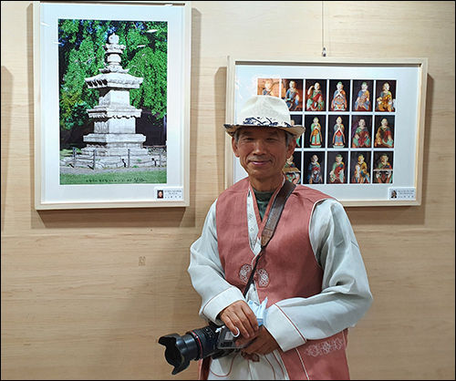 한국불교사진협회 최우성 회장이 자신의 작품 앞에서 대담을 했다.