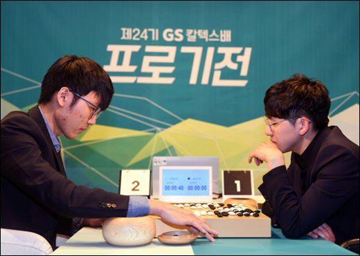 전기 대회 결승에서 맞붙었던 신진서 9단(왼쪽)과 김지석 9단