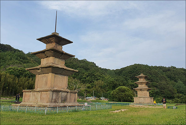 폐사된 감은사(感恩寺) 절터의 국보 제112호 ‘동ㆍ서 삼층석탑’