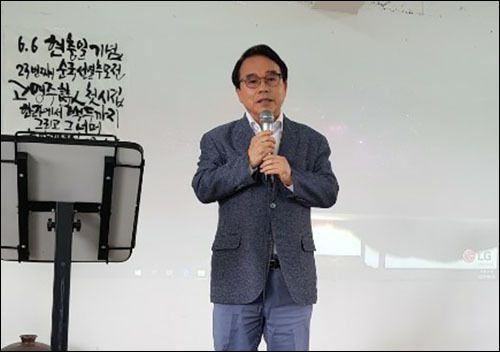 "시인은 시인 다운 행동과 글을 써야 시인이다."라고 축사를 하는 이어산 시인