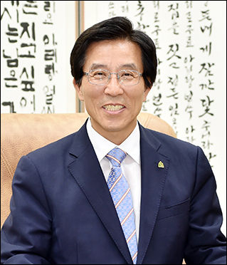 “단산 일대에 아리랑의 모든 것을 담아낼 아리랑기념관을 금년 내 착공항 것”이라고 밝힌 고윤환 문경시장