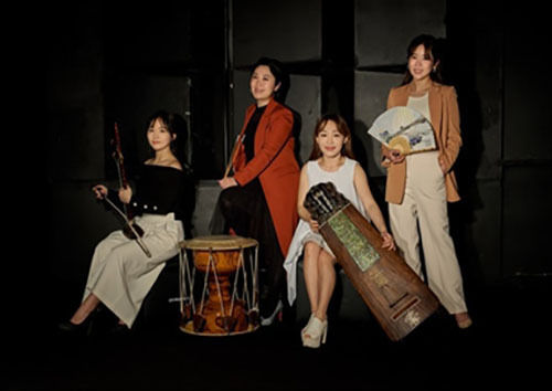 '얼라이브 Alive’ (연주자 공동 작곡) 가사 윤동주 시 ‘눈 감고 간다’ / 소리ㆍ철현금 장서윤, 양금ㆍ노래 최휘선, 해금ㆍ노래 노다은, 타악ㆍ노래 김초롱