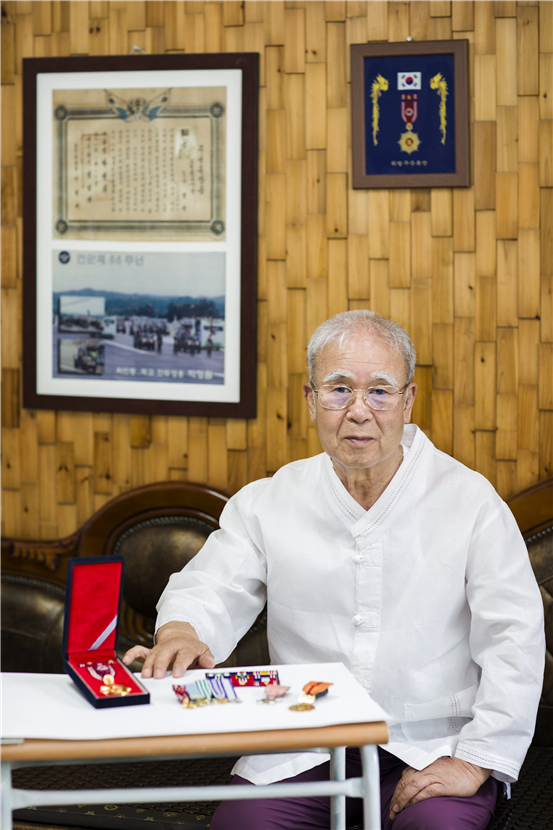 밀양박씨 충헌공파 대제학공 후손 박형원(76세)씨가 자택에서 우리나라 정부로부터 받은 훈장들을 보여주고 있다.