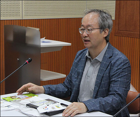 학생들에게 마스크 나눔봉사의 의의를 얘기해주는 KBS사회봉사단 이정호 국장