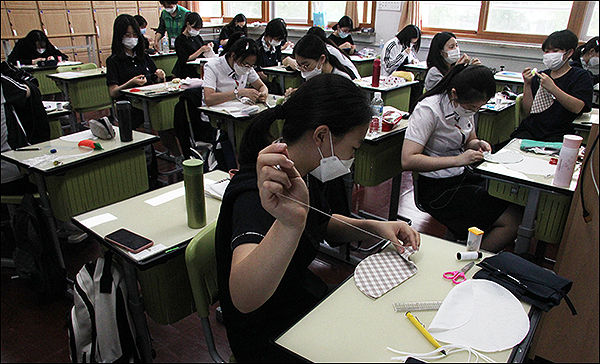 정신여고 학생들이 한땀한땀 정성들여 마스크를 만들고 있다.