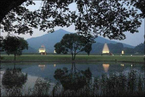 익산 미륵사터(사적 제150호) 야간 전경