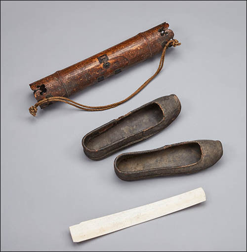 류성룡의 유품, 조선 16세기, 유서통 대나무, 길이 48.5cm, 가죽신 가죽, 길이 33.0cm, 홀 상아, 41.0×4.2-5.5cm, 풍산류씨 하회 충효당, 보물 제460호