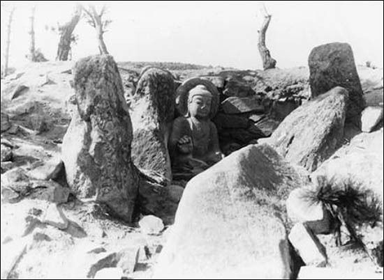 경주 남산 장창곡 석조미륵여래좌상(본존불) 발견 당시 모습(1924년)