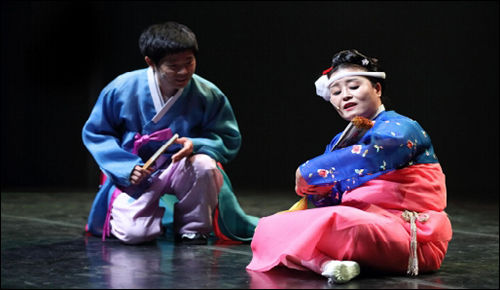 공연명 : 개안타(開眼打)<br>
ㅇ 출 연 : 신희라(국가무형문화재 제13호 강릉단오제 이수자)<br>
조현일(국가무형문화재 제23호 가야금산조 및 병창 이수자)