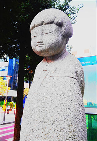 뒷짐 지고 서 있는 저 석상은 혹 순자 씨? (사진 허홍구 시인)