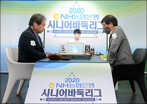 강훈 9단(오른쪽)이 장수영 9단을 상대로 프로통산1000번째 승리를 거뒀다.