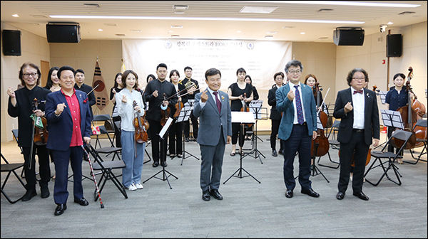 광복회 오케스트라 ‘HOKI(호키)’ 창단식에 앞서, 단원들과 기념촬영을 하고 있는 김원웅 광복회장(앞줄 왼쪽 네 번째)