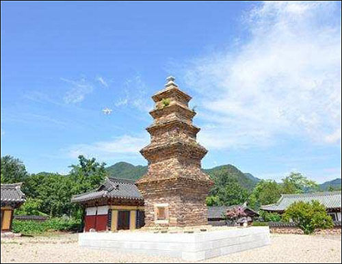 보물 제2069호 ‘영양 현리 오층모전석탑(英陽 縣里 五層模塼石塔)’