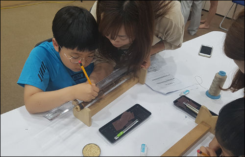 단소 만드는 모습