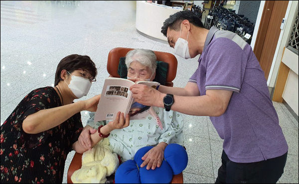 《46인의 여성독립운동가 발자취를 찾아서》 책 가운데 오희옥 지사님이 나오는 부분을 보여드리고 있다.
