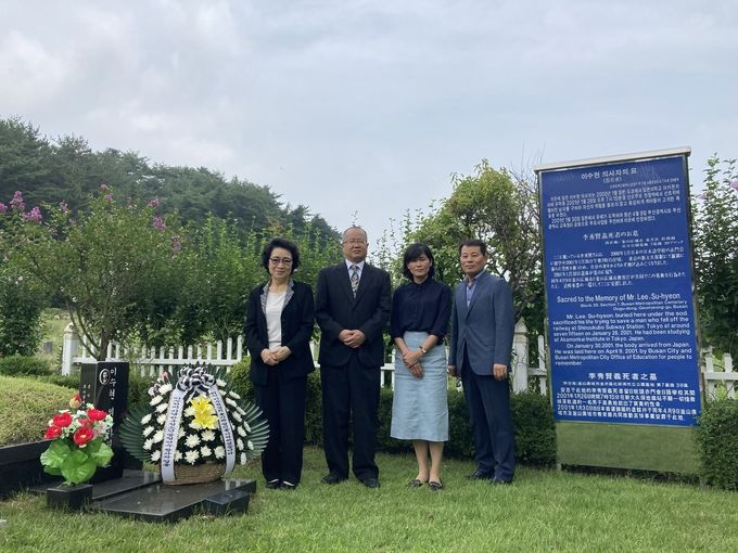 이수현씨 어머님(신윤찬 씨), 일본국제교류기금 서울문화센터 소장 가토 타케시 씨, 동 센터 부장 다카하시 사치 씨, 부산한일문화교류협회 사무처장 하숙경 씨 (왼쪽부터), 이수현 씨 무덤에서 뫼절을 마치고.