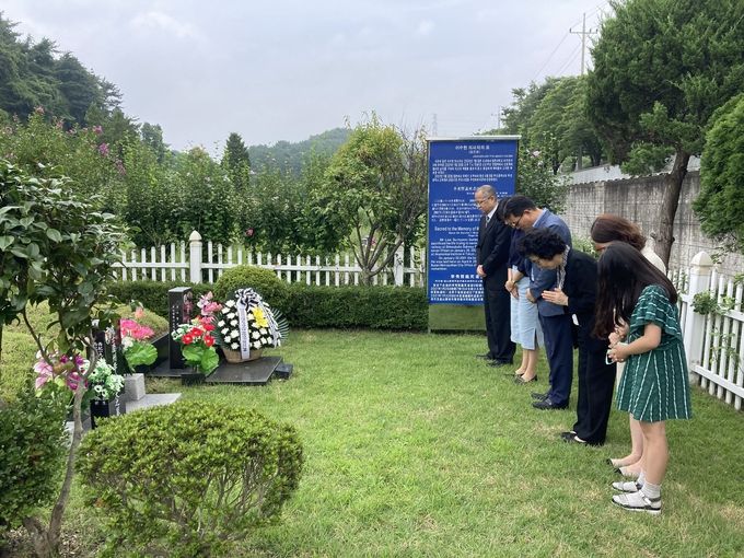 이수현 씨 무덤에 헌화하는 사람들