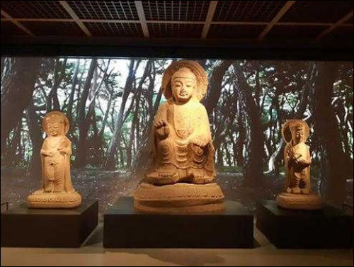 보물 제2071호 경주 남산 장창곡 석조미륵여래삼존상(국립경주박물관 전시 모습)
