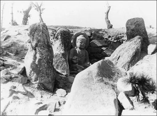 경주 남산 장창곡 석조미륵여래좌상(본존불) 발견 당시 모습(1924년)
