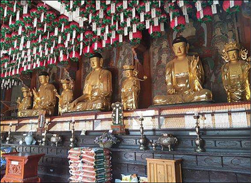 보물 제2076호 공주 갑사 소조석가여래삼불좌상․사보살입상 및 복장유물(소조석가여래삼불좌상 및 사보살입상)