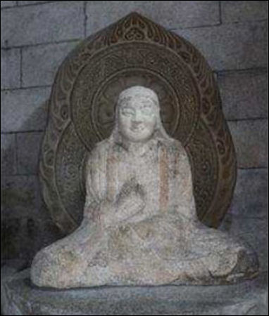 보물 제100호 서울 승가사 석조승가대사좌상(정면)