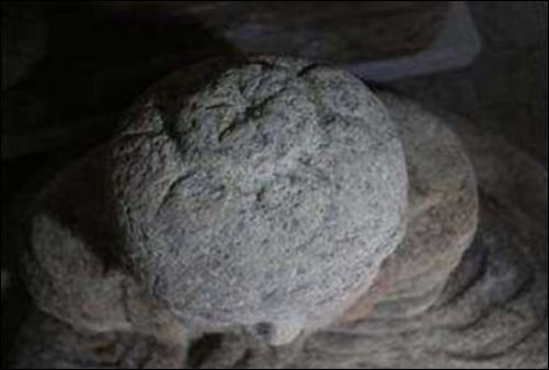 보물 제100호 서울 승가사 석조승가대사좌상(머리에 있는 정혈(頂穴)