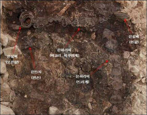 <120-2호분 은허리띠, 은팔찌, 은반지 노출 상태>