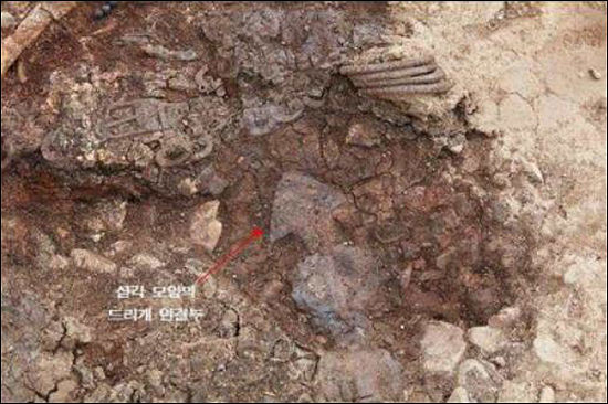 <120-2호분 은허리띠와 은팔찌(왼팔) 노출 세부 모습>