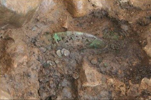 <120-2호분 금동신발 일부 노출 상태>