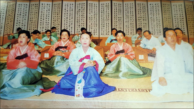 한국정가악연구원 정기연주회에서 남녀 가객이 가곡을 합창하고 있다.