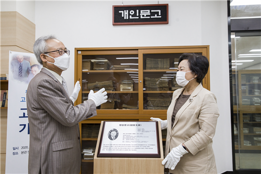 기증 신청자이자 원당 고 심우준 교수의 제자인 윤인현 교수(대진대 문헌정보학과, 좌측)가 서혜란 관장(우측)에게 원당문고에 대해서 설명하고 있다.