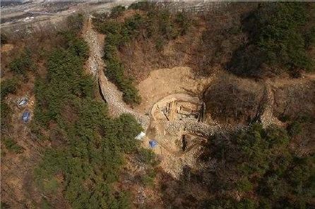 거열산성 1차성 집수시설과 성벽