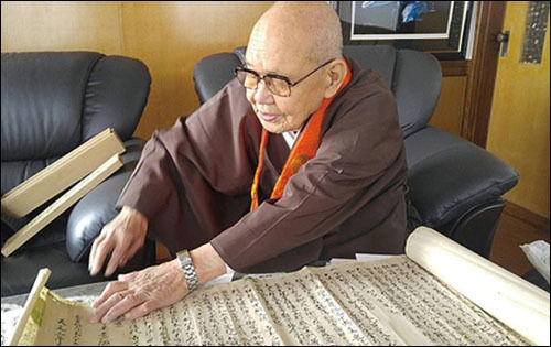 효고현 금강성사(金剛城寺)의 데라카와 슌테이 주지스님은 고구려승 혜관법사의 창건 유래가 적힌 두루마리를 조심스레 펴 보였다.