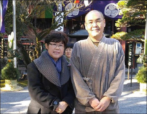 군마현 수택사 주지스님과 함께 선 저자