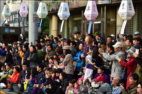2016년 시민과 외국인들이 어우러져 수원화성문화제를 즐기고 있다.