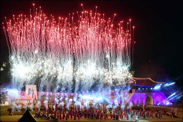 2019년 제56회 수원화성문화제 폐막연 무예 공연 ‘야조’ 공연 중 불꽃이 하늘을 수놓고 있다.