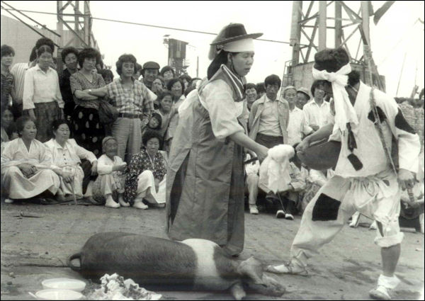 박선옥 만신이 삼산막둥이를 데리고 사냥굿을 하고 있다.