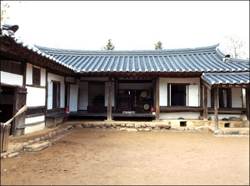 제천 청풍문화재단지 한옥의 앞마당