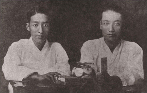 부산경찰서 폭파 거사 전날인 1920년 9월 13일 동기 최천택(오른쪽)과 촬영한<br>
박재혁 의사(왼쪽) 기념사진