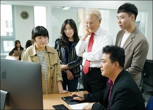 업무 중인 KTV 성경환 원장(가운데)과 온라인콘텐츠부 직원들 (원본)