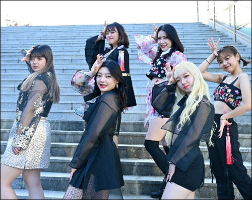 트와이스의 '모어앤모어(More&More)'